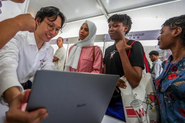 (Hello Africa) China-Tanzania job fair connects youth with employment opportunities