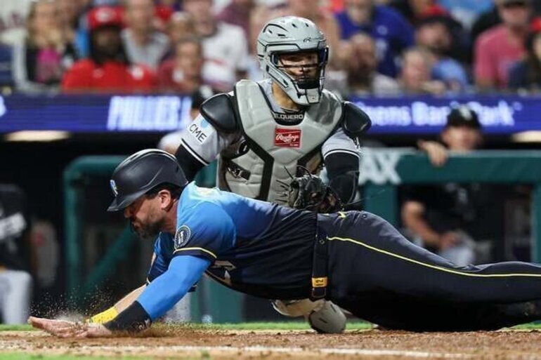 Phillies, back in contention, take on surprising White Sox