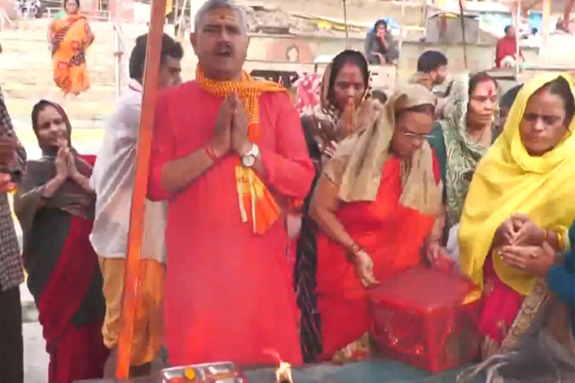 People offer prayers in Prayagraj ahead of India vs South Africa Women's World Cup final