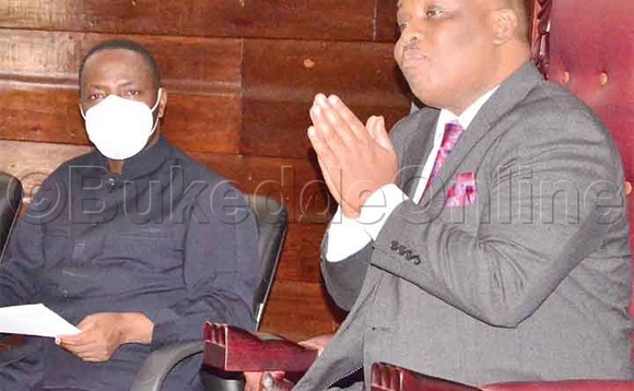 Lukwago (ku ddyo) mu lukiiko. Lukwago (ku ddyo) mu lukiiko.