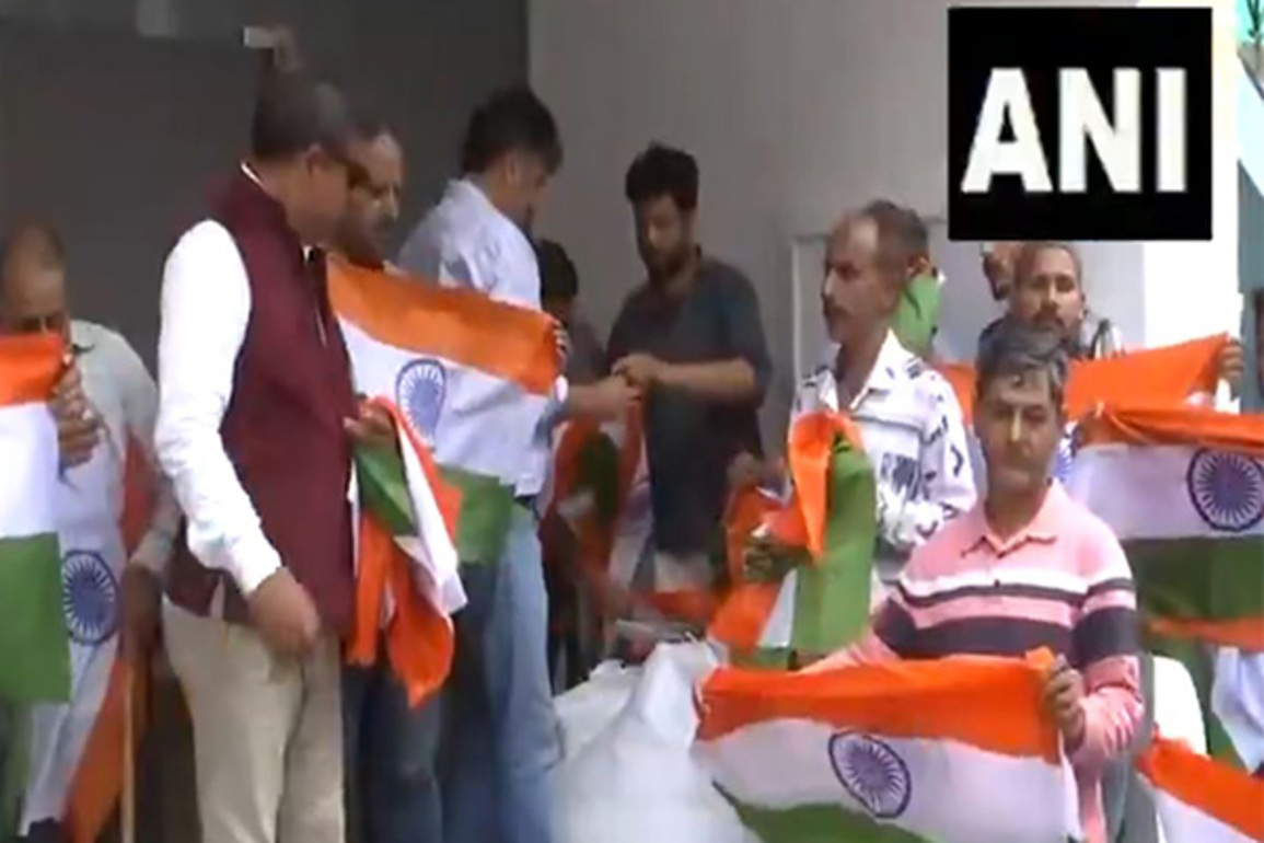 J-K: Doda District administration distributes 1 lakh national flags under 'Har Ghar Tiranga' Campaign