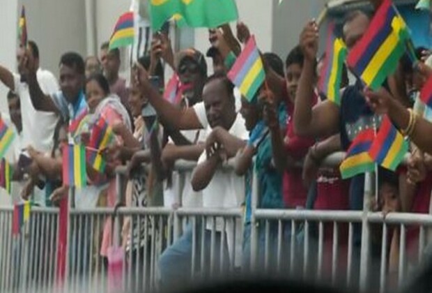 Mauritius: Thousands of people throng streets to catch a glimpse of PM Modi