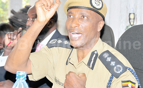 Kayihura ng’akyali omuduumizi wa poliisi. Kayihura ng’akyali omuduumizi wa poliisi.
