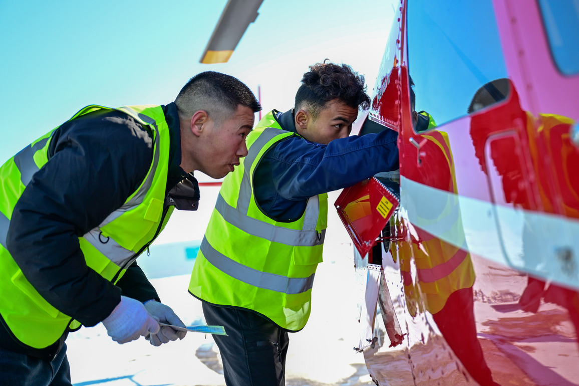 ChineseToday | Young man of herdsman family fulfills his dream of becoming a pilot