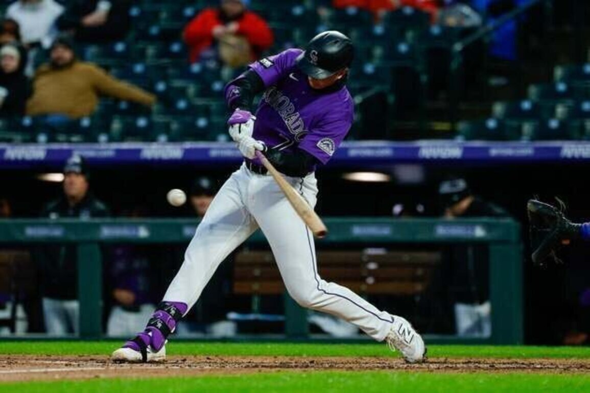 Rockies hang on to beat Rangers