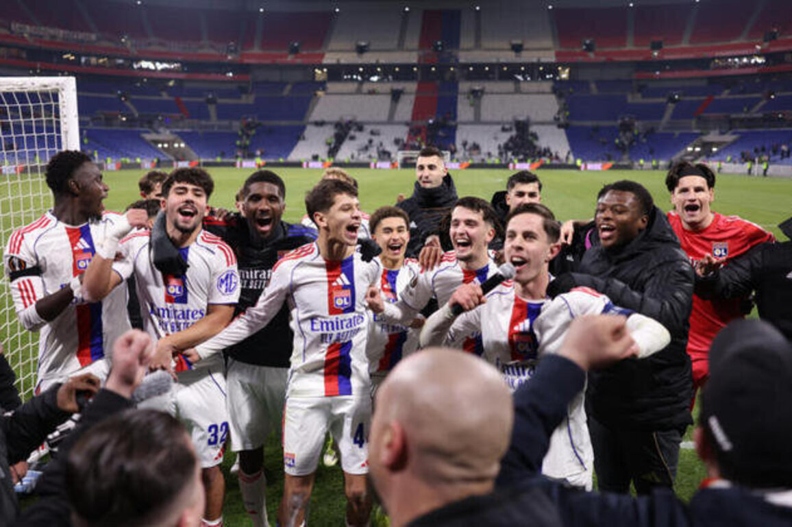 Lyon clinch Europa League top spot as Roma scrape into last 16