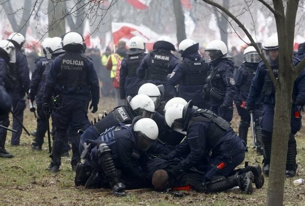 Farmers clash with police in Warsaw