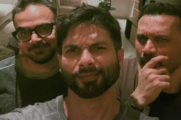Shahid Kapoor reunites with 'Farzi' directors Raj & DK, shares a "Fake" selfie