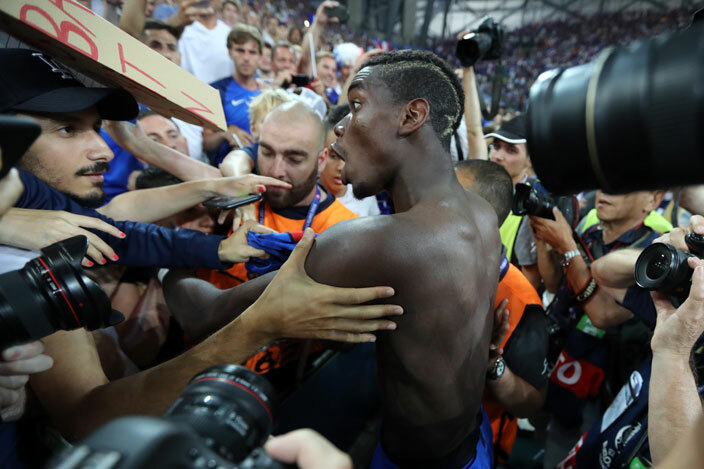  rances midfielder aul ogba  celebrates with supporters after winning the uro 2016 semifinal football match between ermany and rance at the tade elodrome in arseille on uly 7 2016    alery 