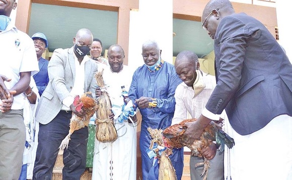 Bannakibiina kya FDC abakulemeddwaamu Amuriat (ddyo), Birigwa, Nandala n’abalala nga bakwasa Atuha ebirabo. Bannakibiina kya FDC abakulemeddwaamu Amuriat (ddyo), Birigwa, Nandala n’abalala nga bakwasa Atuha ebirabo.