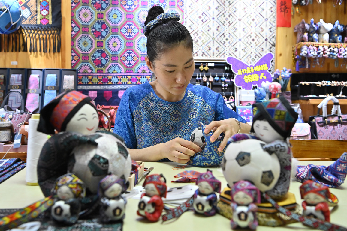 (EnchantingGuangxi)CHINA-GUANGXI-NANNING-ZHUANG BROCADE-INHERITANCE & INNOVATION (CN)