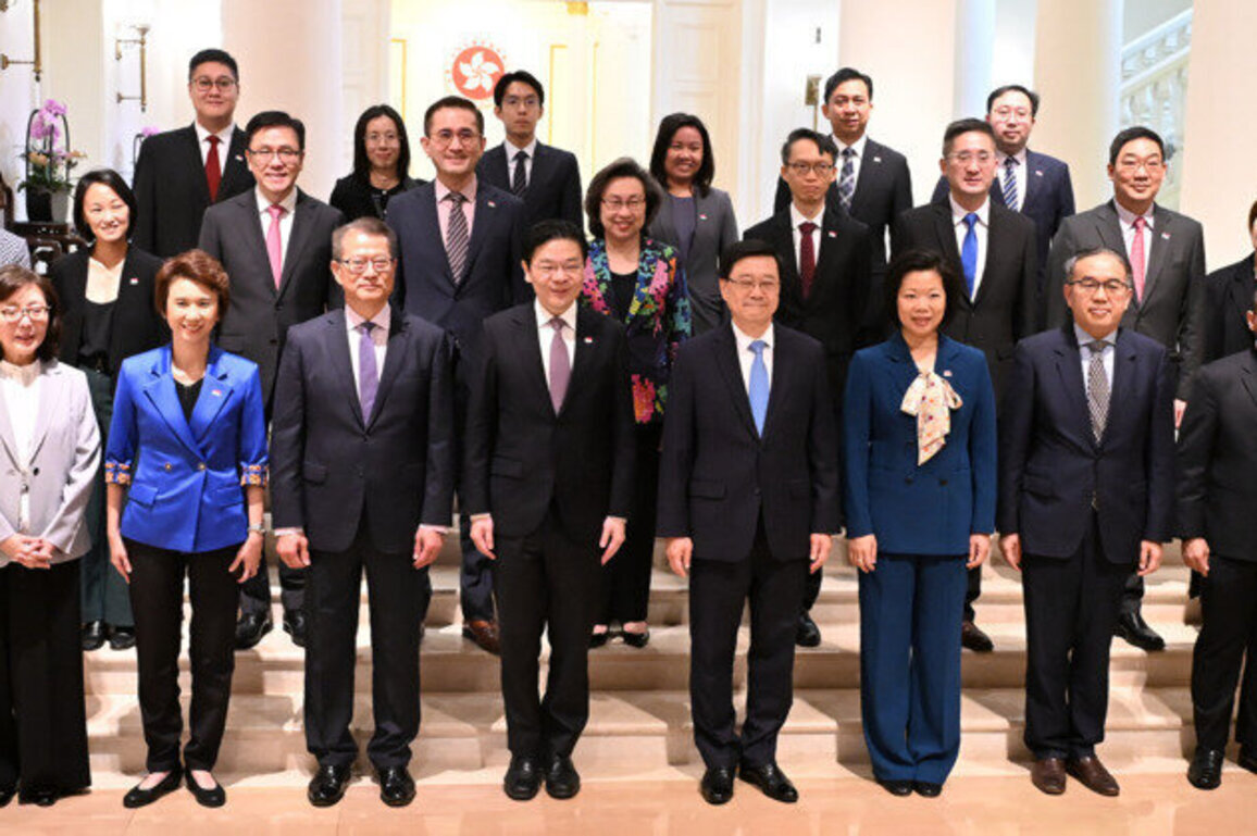 HKSAR chief executive meets Singaporean PM on deepening cooperation
