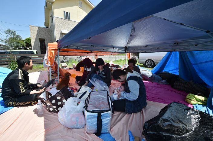 amily members are evacuated in temporary tents in the town of ashiki umamoto prefecture on pril 15 2016 