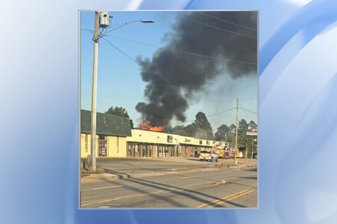 Fayetteville fire department responds to fire at Fayetteville shopping center