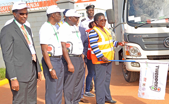 Minisita Monica Ntege Azuba (ku ddyo) ng'atongoza kaweefube w'okulwanyisa obubenje mu nkola eya Tweddeko. Ku kkono ye Winstone Katushabe ne Gilbert Assi owa Shell. Minisita Monica Ntege Azuba (ku ddyo) ng'atongoza kaweefube w'okulwanyisa obubenje mu nkola eya Tweddeko. Ku kkono ye Winstone Katushabe ne Gilbert Assi owa Shell.