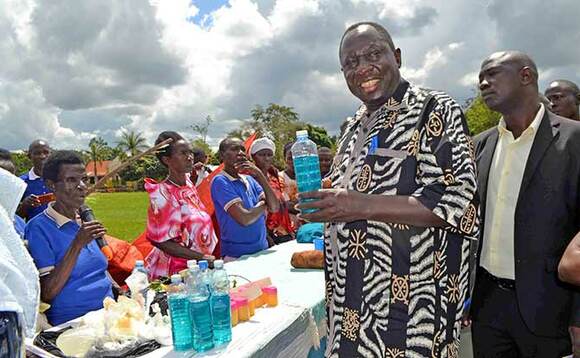 Akulembedde ye Godfrey Kuruhira akulira abakozi e Luweero ng'alambula emidaala gy'abakadde bwe baabadde bakuza olunaku lwabwe. Akulembedde ye Godfrey Kuruhira akulira abakozi e Luweero ng'alambula emidaala gy'abakadde bwe baabadde bakuza olunaku lwabwe.