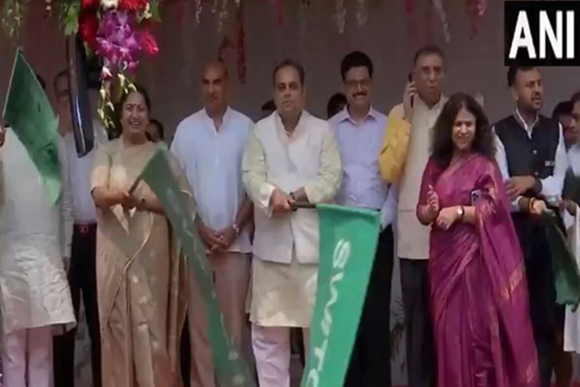 Delhi CM Rekha Gupta, Minister Pankaj Singh flags off buses for college students under 'U-Special' scheme