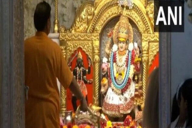 Morning Aarti held at Jhandewalan temple on seventh day of Chaitra Navratri