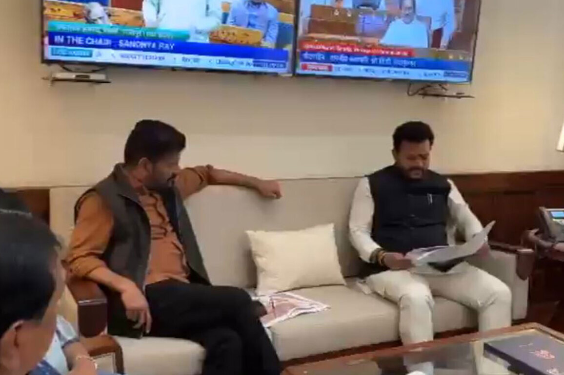 Telangana CM meets Union Civil Aviation minister, pushes for aviation projects