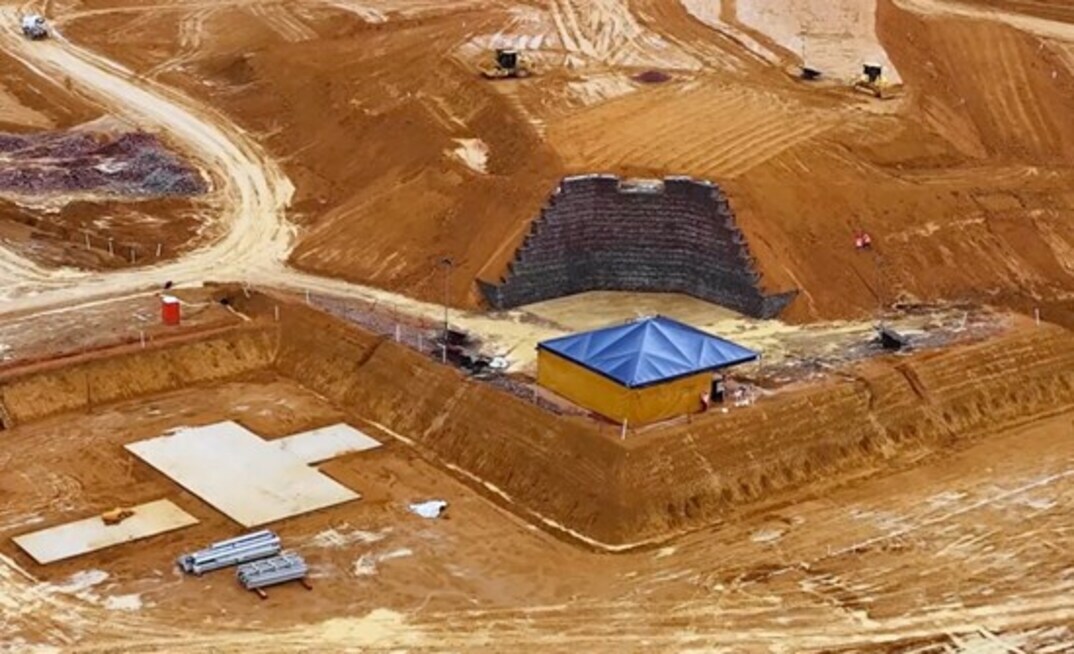 Área de extração de minério bruto do platô de produção em Cuiú-Cuiú