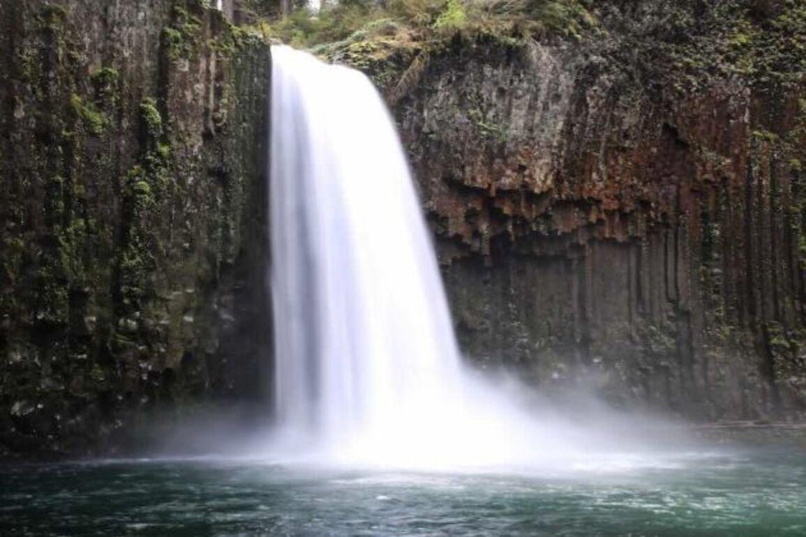 Auctioned by owner, Oregon’s iconic Abiqua Falls acquired by lawmakers