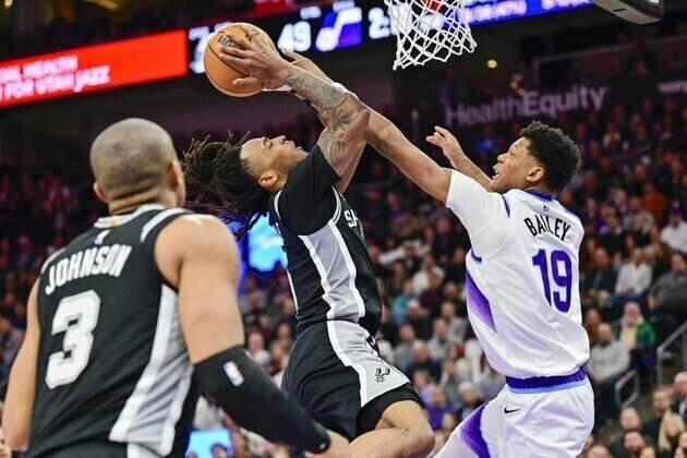 De'Aaron Fox (31) delivers in clutch as Spurs slow Jazz