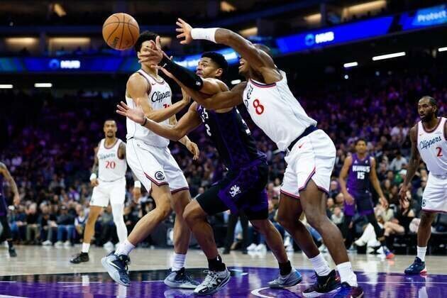 Kawhi Leonard, Clippers send Kings to 11th straight defeat