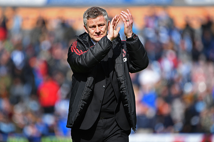 anchester niteds manager le unnar olskjaer applauds supporters after the match at the ohn miths tadium  hoto