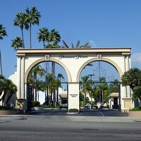 Bidding war heats up as Paramount boosts Warner bid