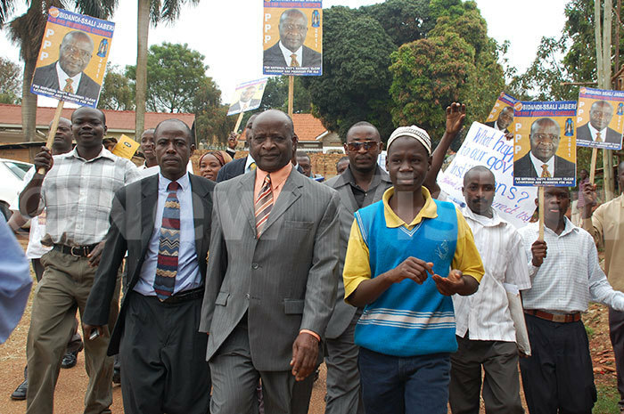   hairman idandi sali escorted by supporters for nomination 090210