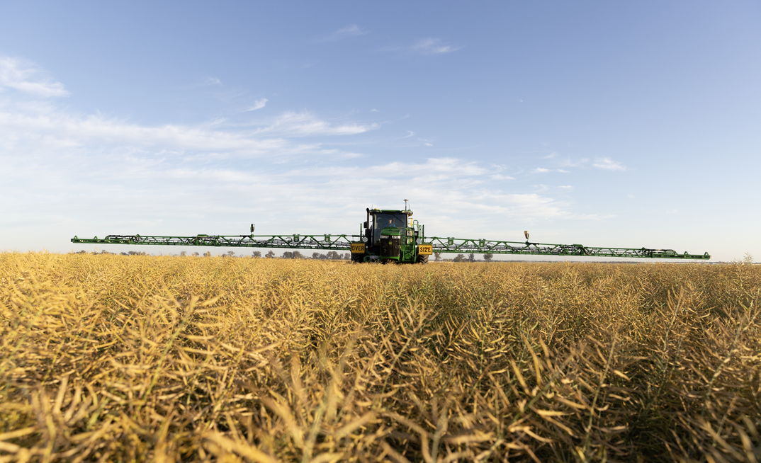 John Deere has updated its 400 and 600 series self-propelled sprayers with a range of new features.