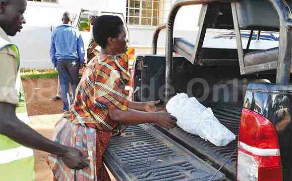 Nabulya akuuma ebiggya ng’assa omulambo gw’omwana ku kabanga ya poliisi. Nabulya akuuma ebiggya ng’assa omulambo gw’omwana ku kabanga ya poliisi.