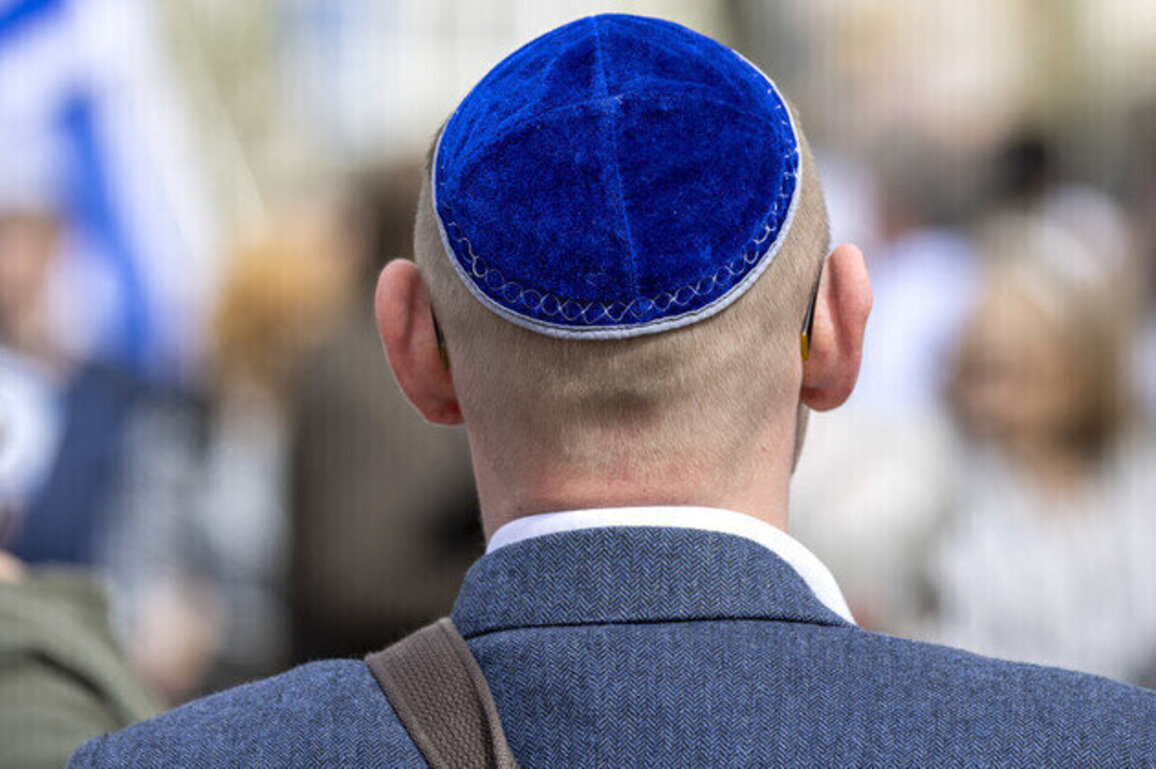 Israeli man arrested for wearing kippah with Palestinian flag