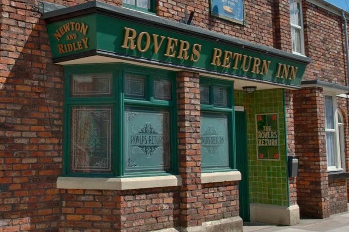 Coronation Street star supported by co-stars as she welcomes 'adorable' second child