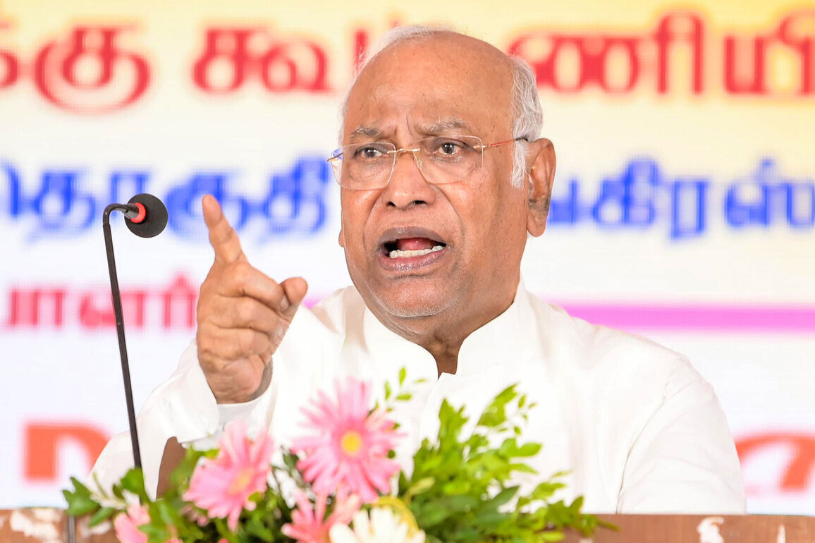"Remained busy with elections, now begging America for cheaper Russian oil": Mallikarjun Kharge slams PM Modi over fresh fuel price hike