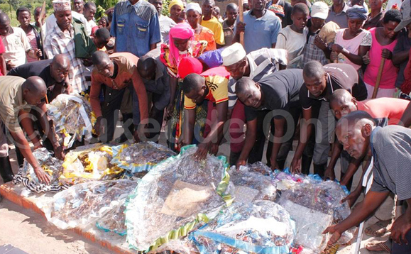 Abamu ku ba Famire ya Kaweesi nga bakung'aanidde ku ntaana ye Abamu ku ba Famire ya Kaweesi nga bakung'aanidde ku ntaana ye