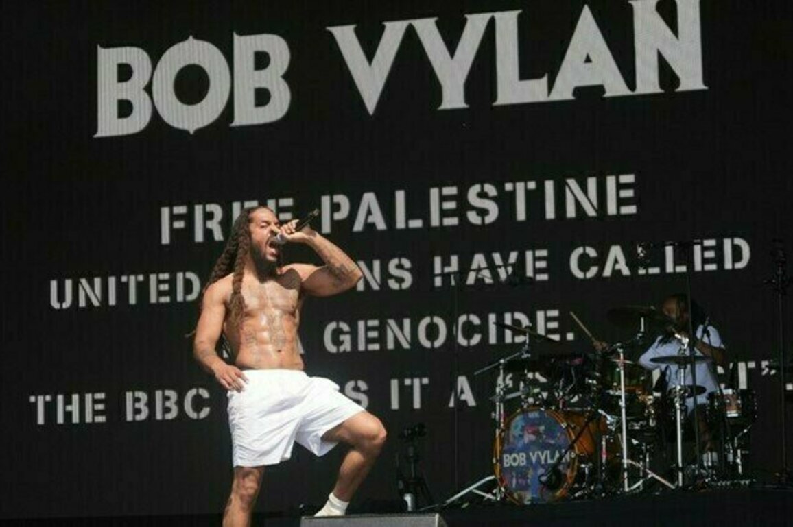 UK police probe death to IDF chants at Glastonbury music festival 