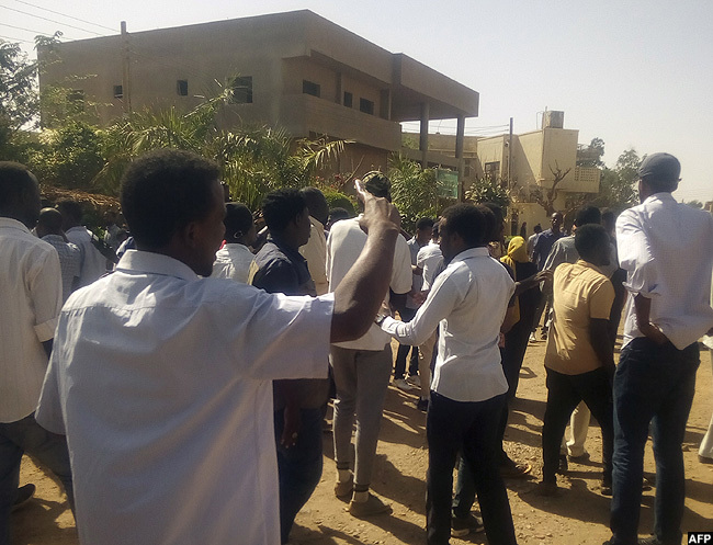  rotesters chant slogans during an antigovernment demonstration in hartoums twin city of mdurman on arch 10 2019