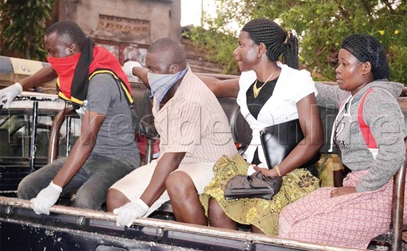 Kebirungi, ssenga w’omugenzi (ku ddyo) eyakwatiddwa ng’ali ku kabangali okuli omulambo. Kebirungi, ssenga w’omugenzi (ku ddyo) eyakwatiddwa ng’ali ku kabangali okuli omulambo.