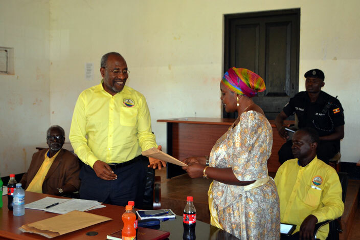   ugunda with hat talking to ayuge district leaders  at ukaleba forest reserve hoto by 