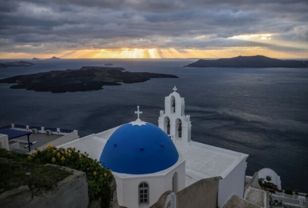 Biggest quake has not occurred yet at 'Instagram island' of Santorini in Greece