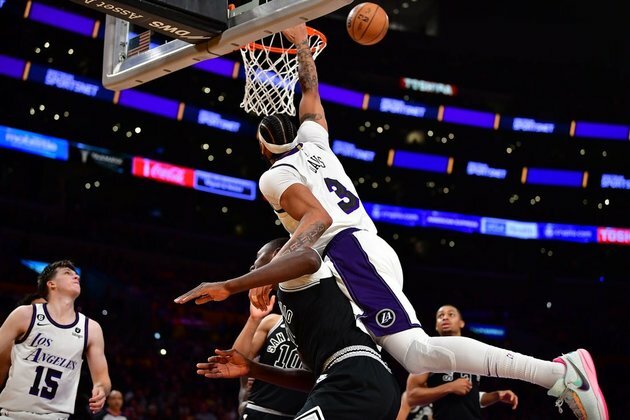 Powered by Anthony Davis, hot Lakers visit Suns