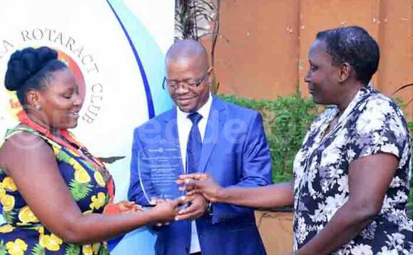 Eng. Moses Magogo ng'abakungu ba Rotaract Club bamukwasa engule eggulo ku Lumumba avenue Eng. Moses Magogo ng'abakungu ba Rotaract Club bamukwasa engule eggulo ku Lumumba avenue