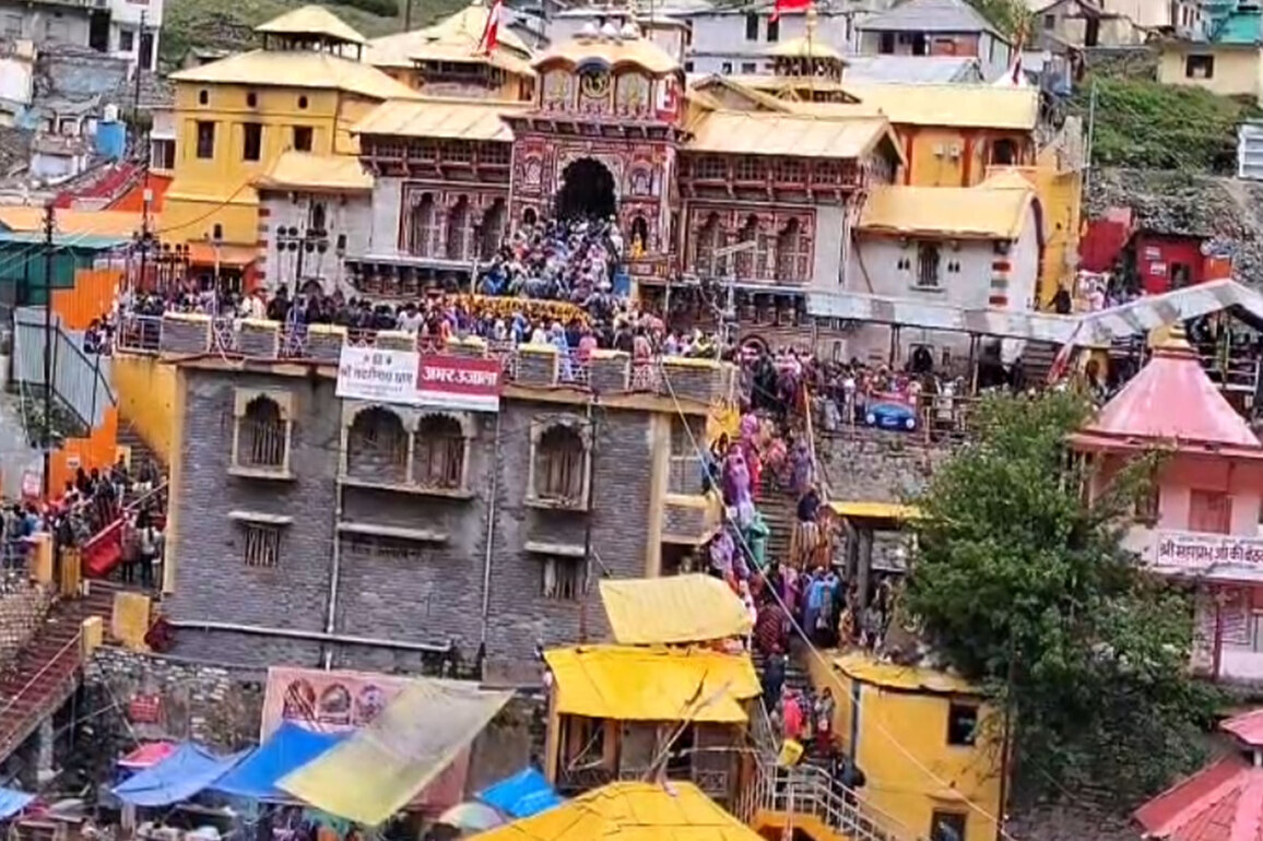 Light-moderate rain brings cool relief to pilgrims, tourists in Joshimath, Badrinath region