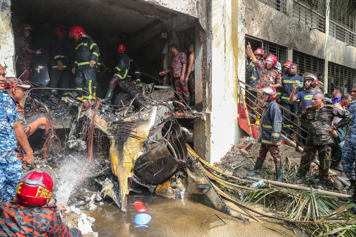 PhotoFlash | At least 19 killed as Bangladeshi military plane crashes