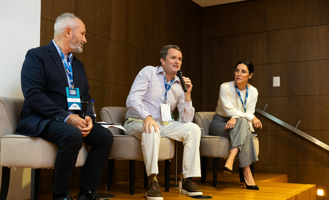 Presidente da Aperam South America, Frederico Ayres Lima (ao centro)