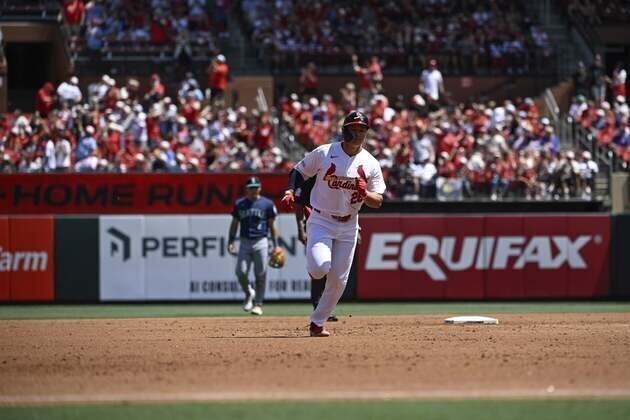 Rob Refsnyder's blast lifts Mariners past Cardinals