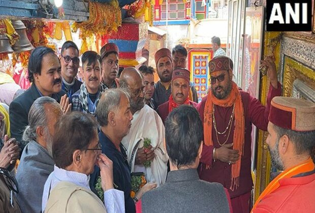 Rajinikanth offers prayers at Kedarnath, Badrinath shrines