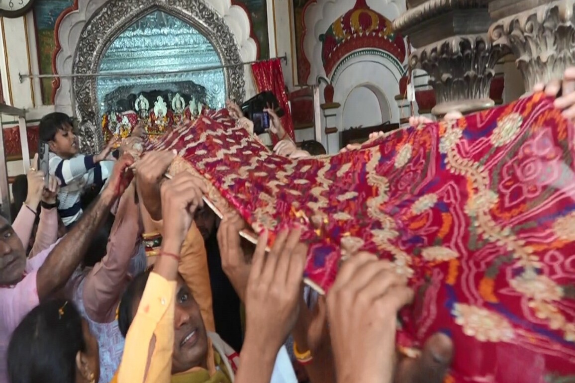 Bibah Panchami: 'Chunri' measuring 111 meters offered to Janaki Temple in Nepal