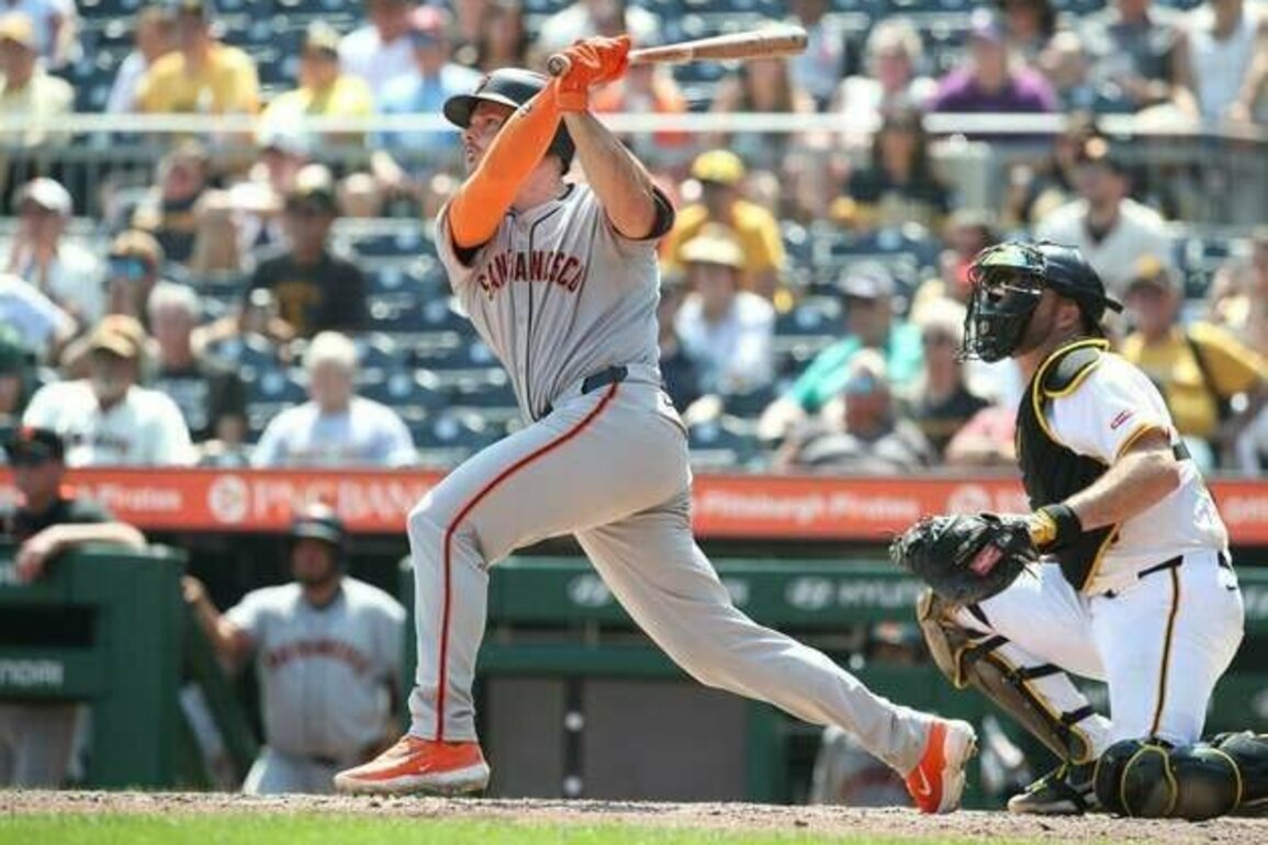 Giants score two in the ninth to surge past Pirates